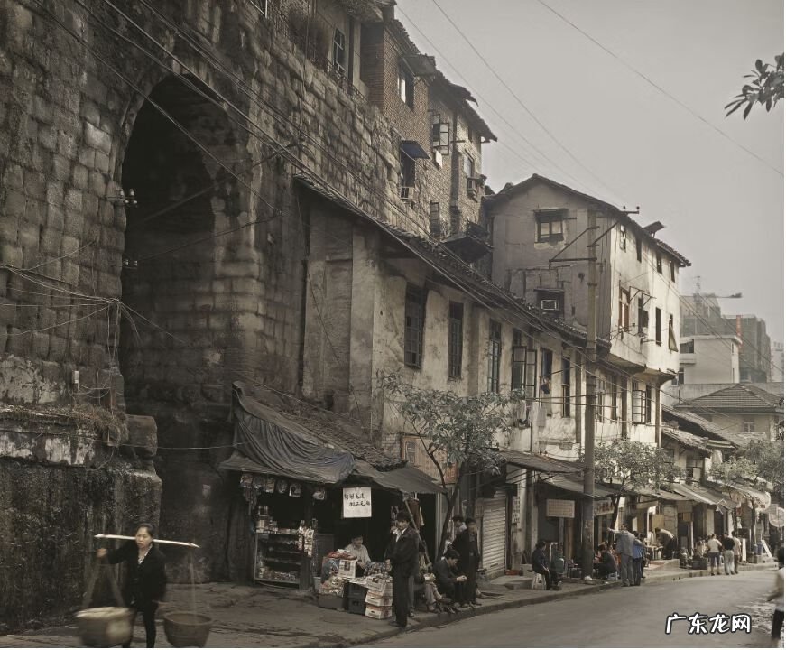 出门下坡回家上坡风水 楼房在上坡的位置风水