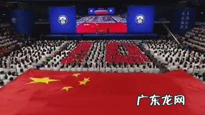 武大新生因未被选上新生代表，自己冲上讲台演讲，你如何看？