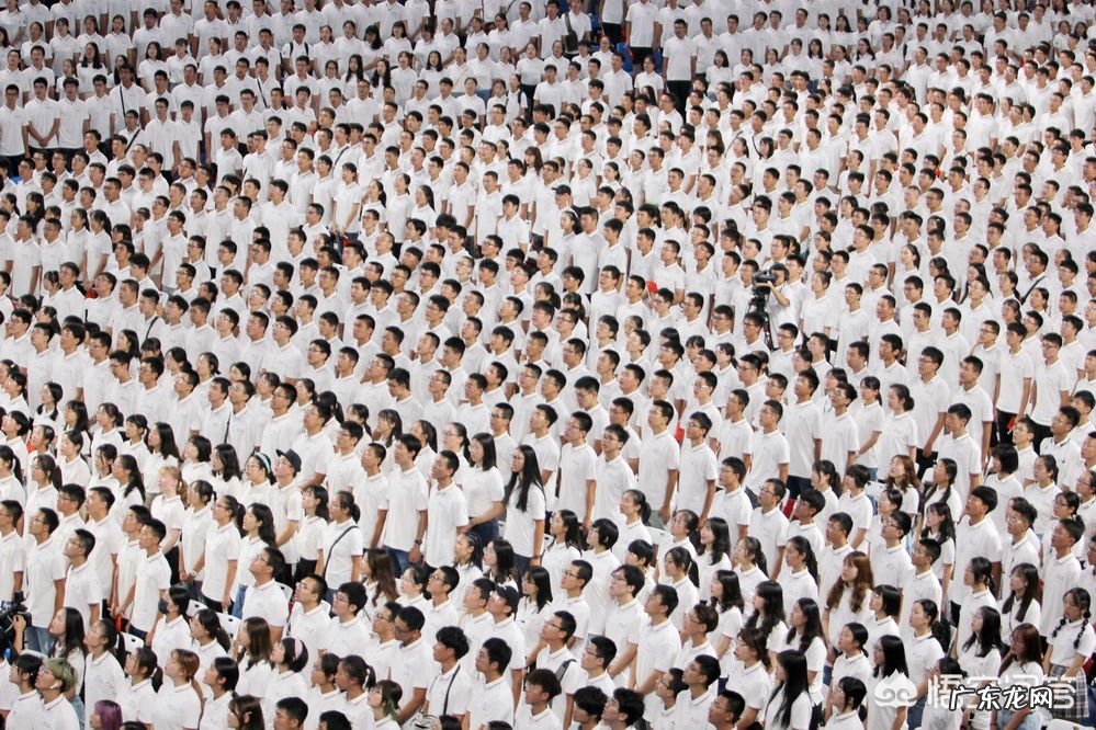 武大新生因未被选上新生代表,自己冲上讲台演讲,你如何看?