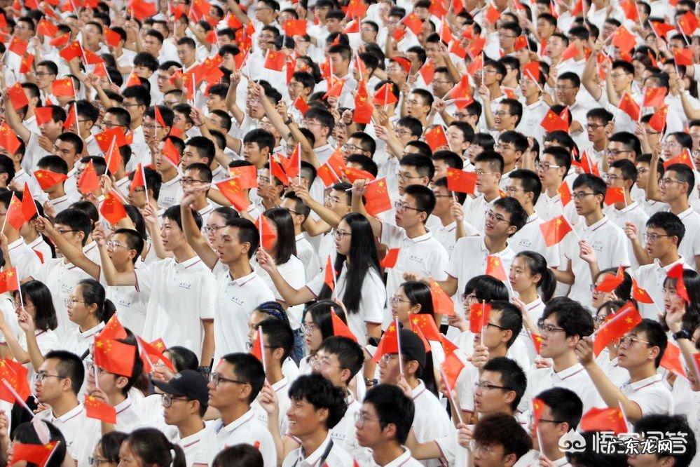 武大新生因未被选上新生代表,自己冲上讲台演讲,你如何看?