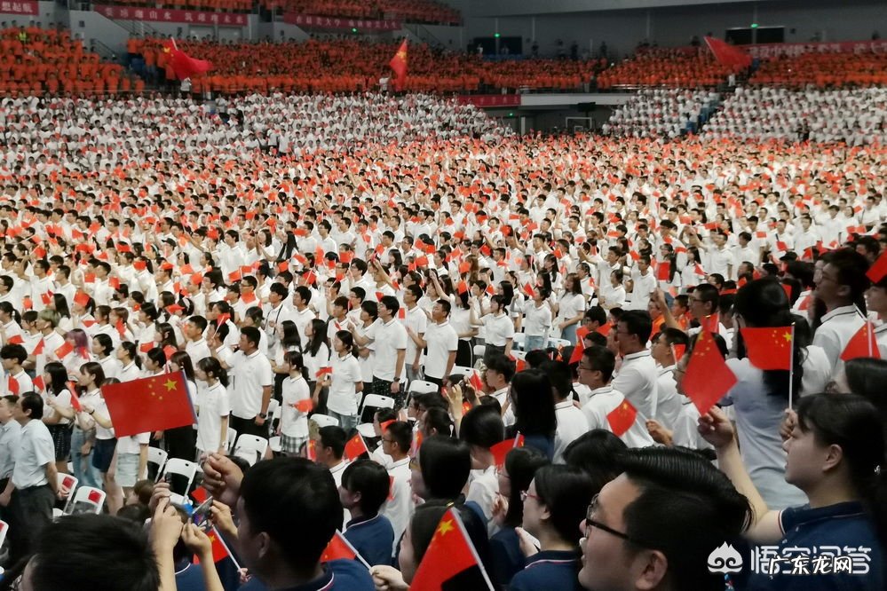 武大新生因未被选上新生代表,自己冲上讲台演讲,你如何看?