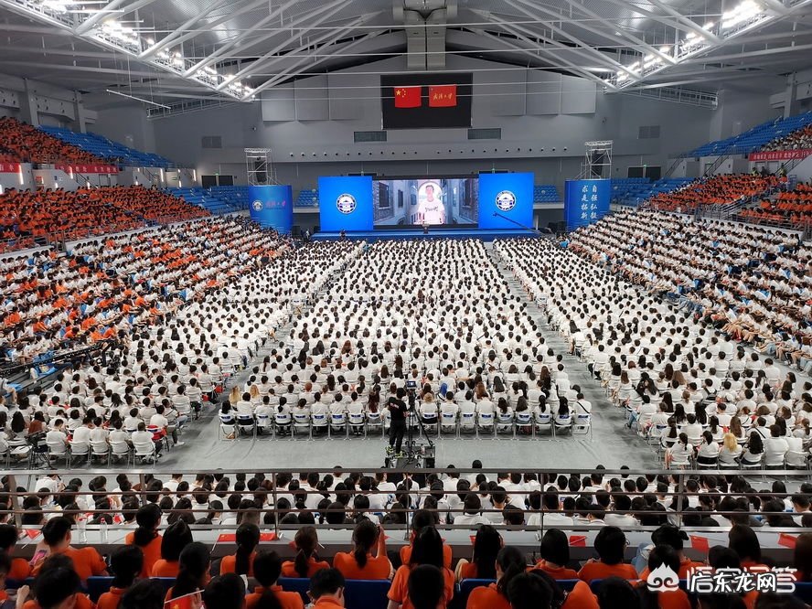 武大新生因未被选上新生代表，自己冲上讲台演讲，你如何看？