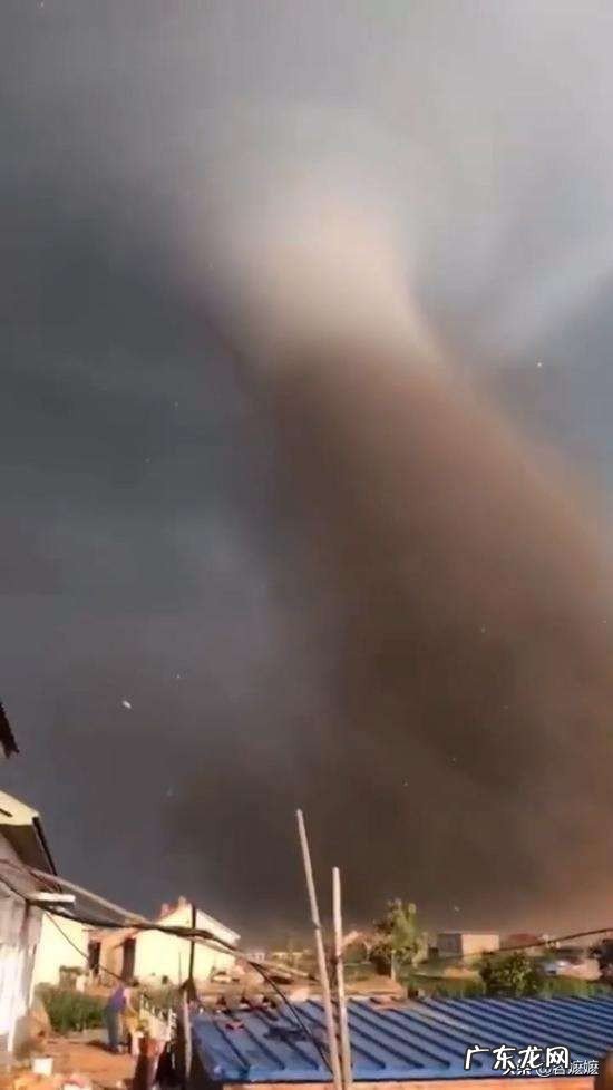 开原遭龙卷风袭击,亲历者:有人喊龙卷风来了,大家乌泱泱去拍照,风拍过来一瞬间感觉就喘不上气了, 你怎么看?
