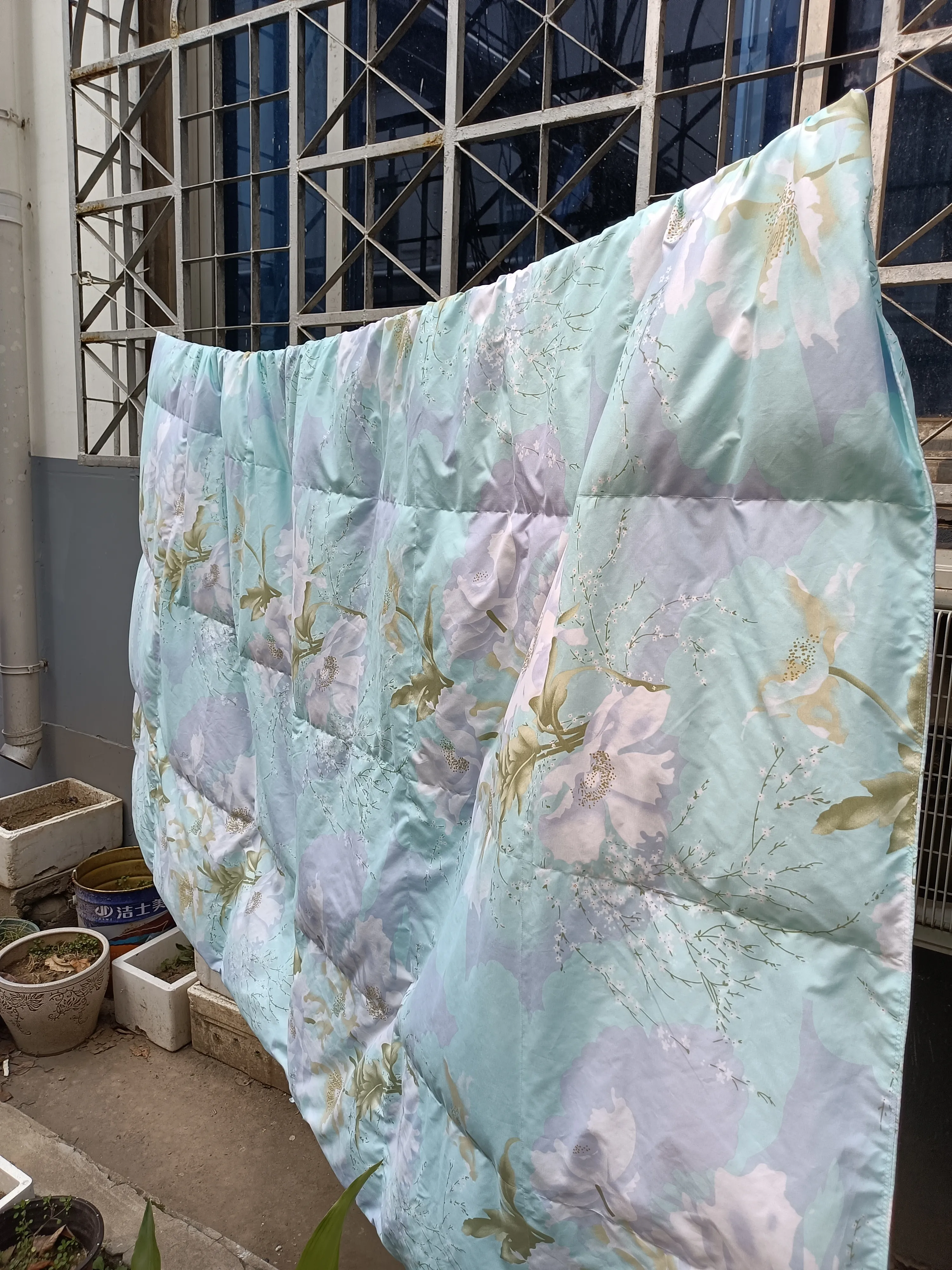 整理橱柜时，一家三口十多件旧羽绒服不穿了，舍不得扔了，该怎么办？