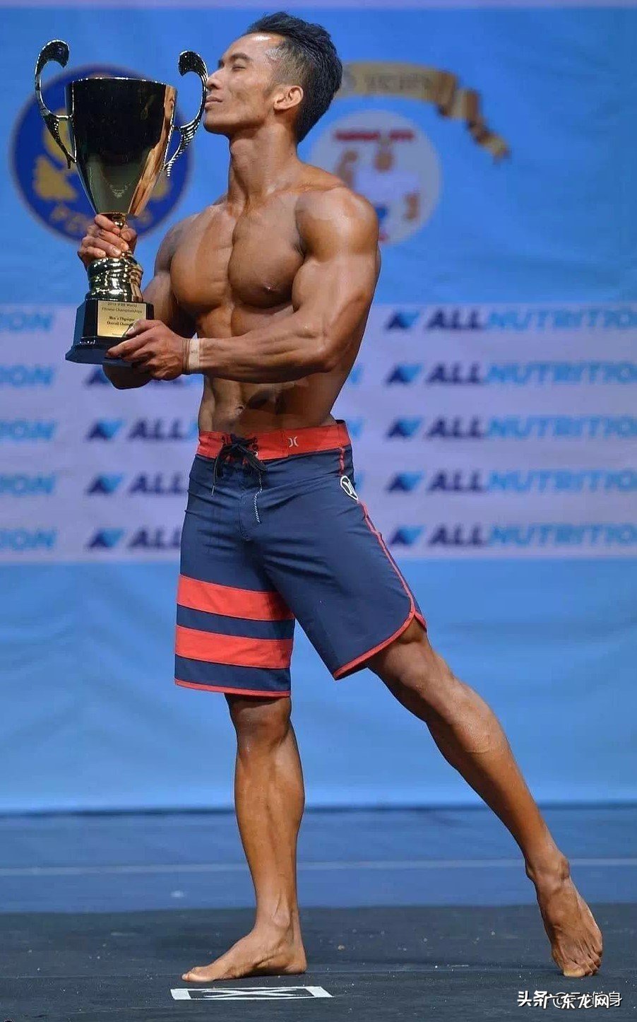 格斗训练和健美训练普通人更适合哪个？