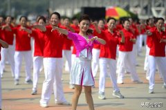 很休闲的广场舞，为什么那些老人还要打扮了去跳？