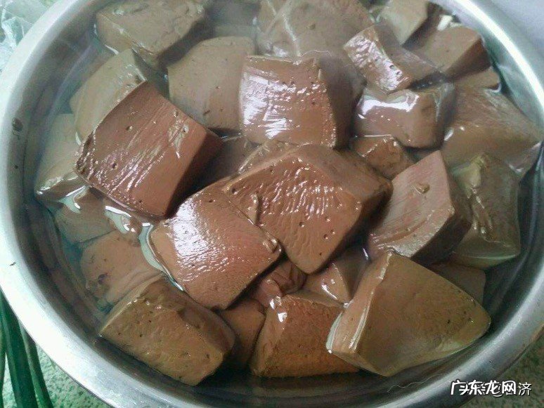 现在菜市场卖的猪血是什么做的?为何那么嫩?