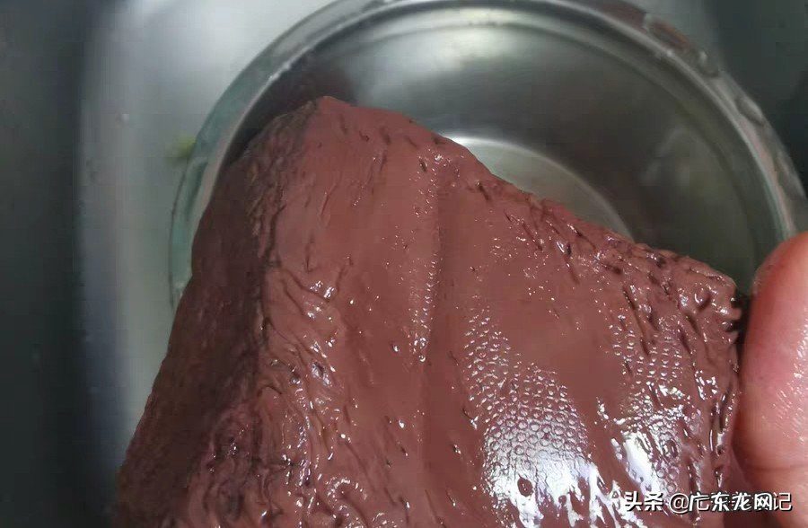 现在菜市场卖的猪血是什么做的?为何那么嫩?