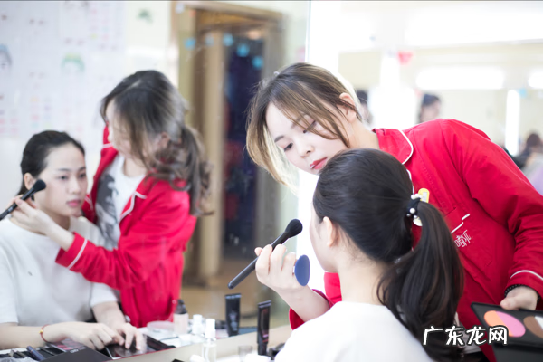 门口种什么花风水好 化妆好还是美容好