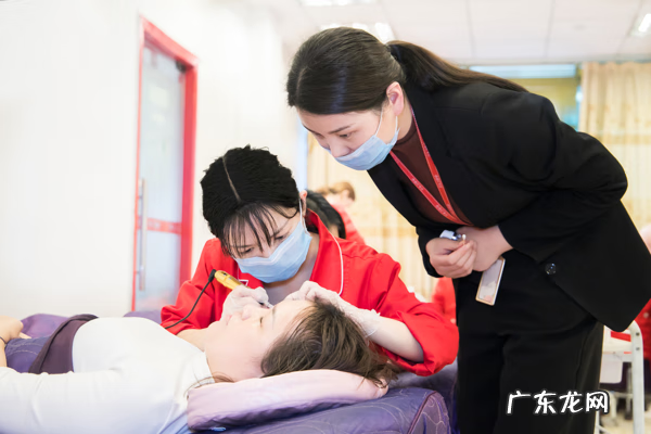 门口种什么花风水好 化妆好还是美容好