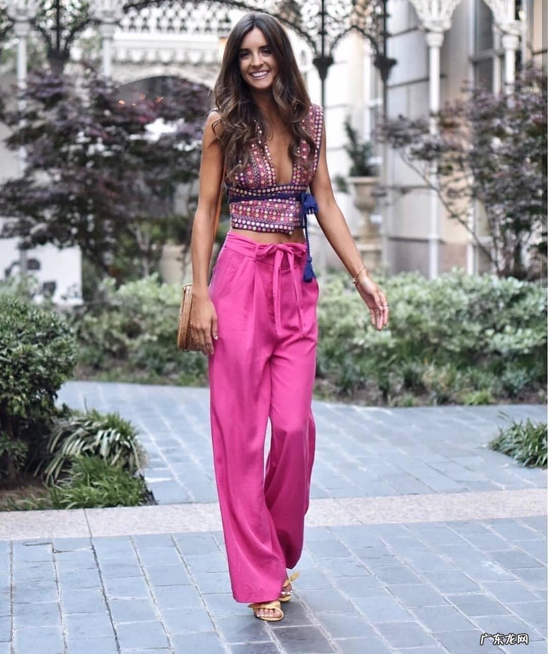 玫红色紧身裤搭配什么上衣好看？