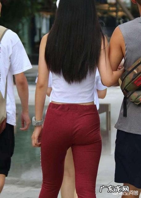 玫红色紧身裤搭配什么上衣好看？