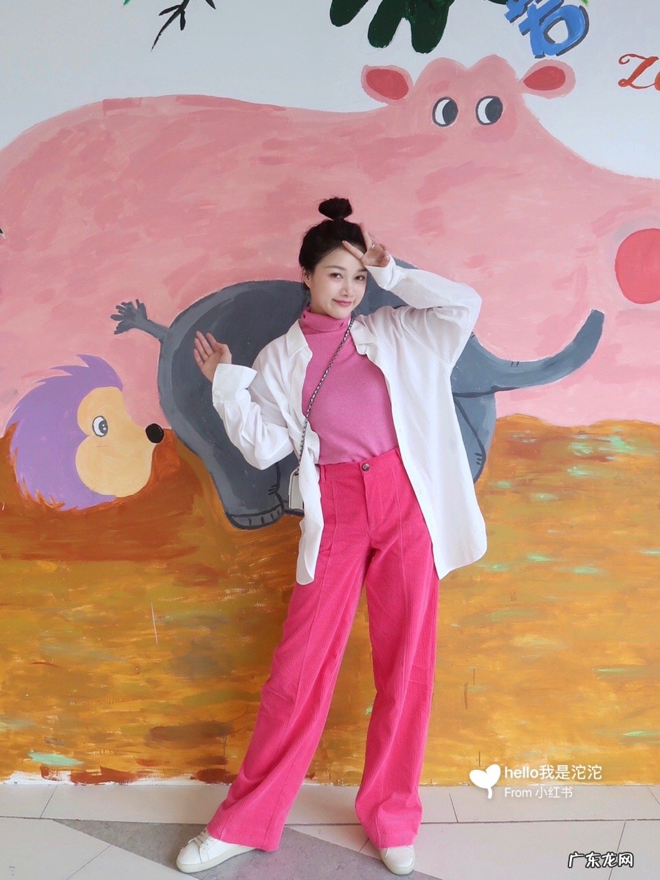 玫红色紧身裤搭配什么上衣好看？