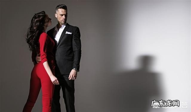 玫红色紧身裤搭配什么上衣好看？