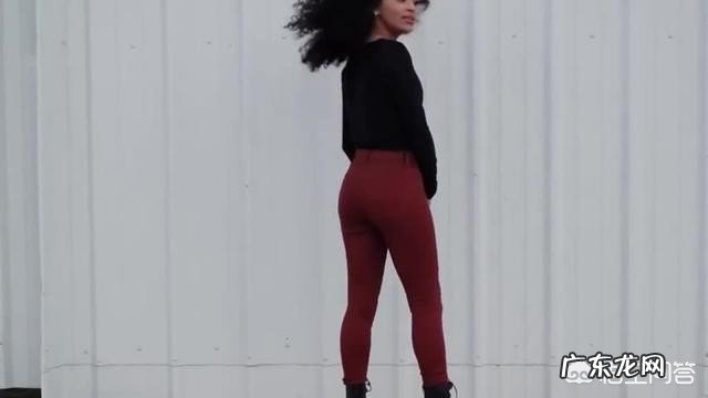 玫红色紧身裤搭配什么上衣好看？