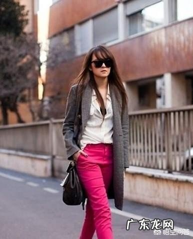 玫红色紧身裤搭配什么上衣好看？