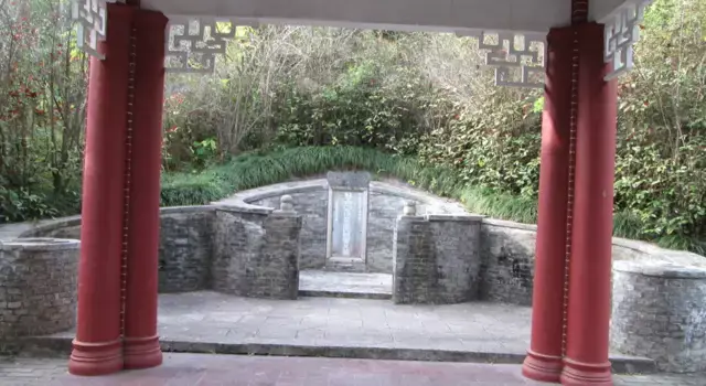 山顶古墓特点 大山里的墓地风水