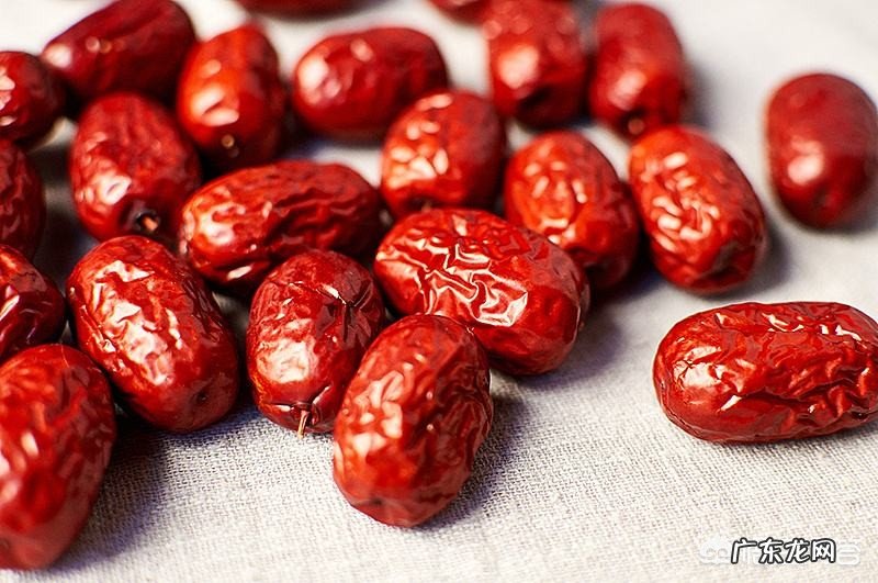 用红枣、红糖和红玫瑰泡水喝,对身体有什么好处?