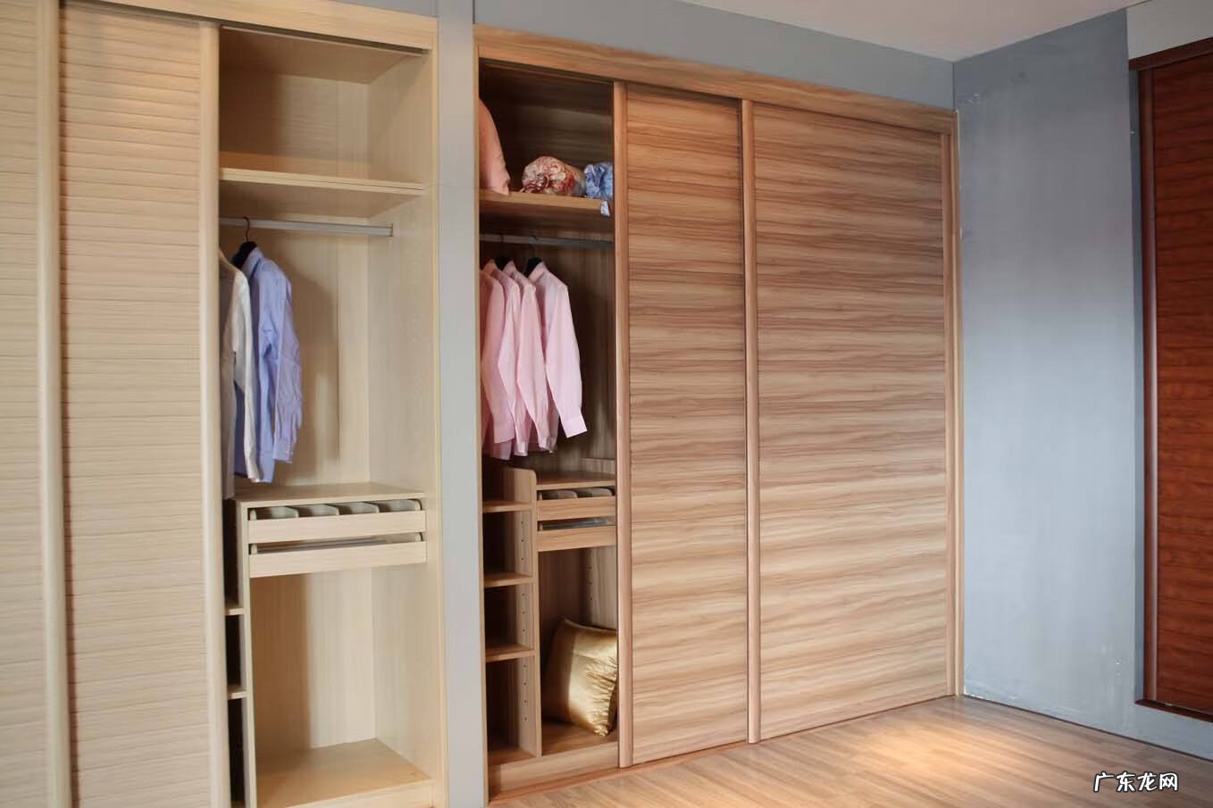 入户花园镜子如何摆放 镜子前面放木质花格风水