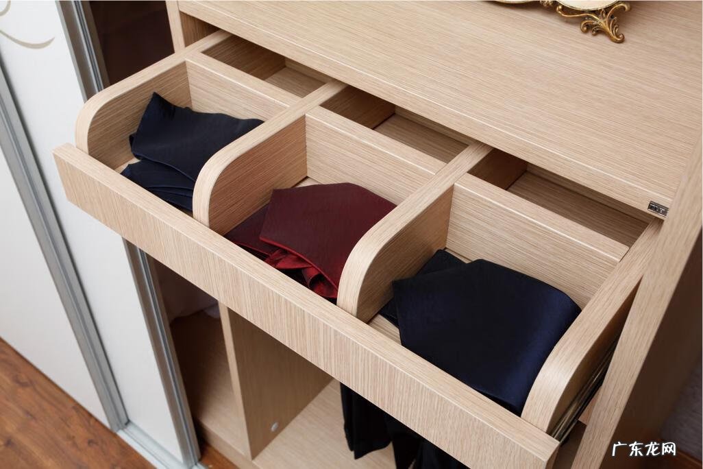 入户花园镜子如何摆放 镜子前面放木质花格风水