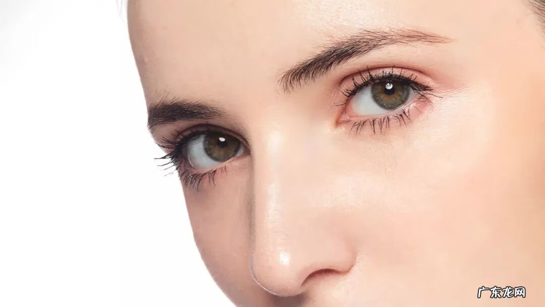 上眼皮长出一个凸起的肉疙瘩 眼皮上长了个小疙瘩是怎么回事图片