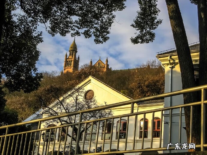 旭日东升背景墙风水禁忌 旭日东升挂在西墙风水好吗