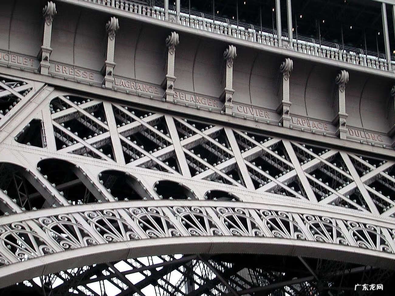 埃菲尔铁塔的英语怎么说 埃菲尔铁塔的英文简介