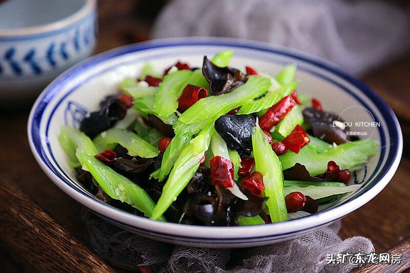 如何炒木耳好吃又简单 木耳的吃法和做法