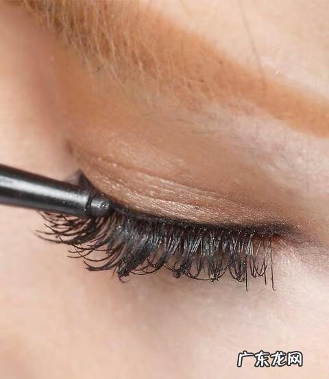 戴上假睫毛后