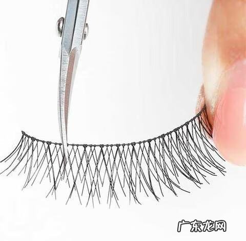 戴上假睫毛后