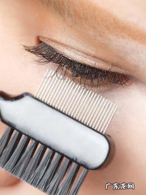 戴上假睫毛后