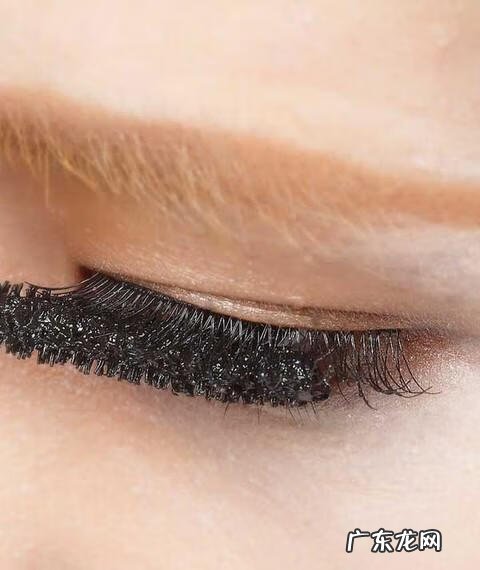 戴上假睫毛后