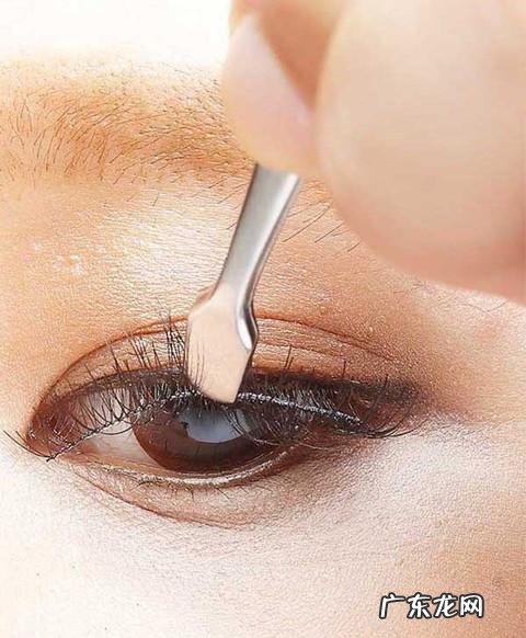 戴上假睫毛后