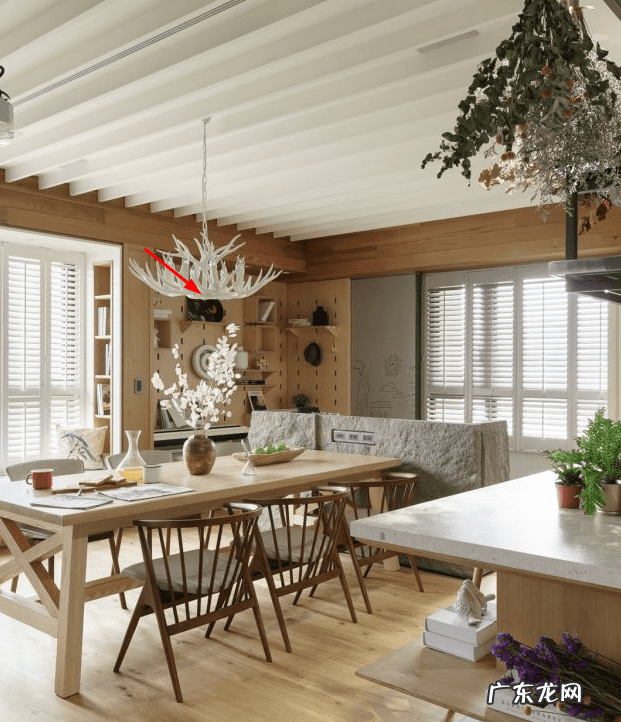 窗户对着墙风水 风水上墙压下面窗户