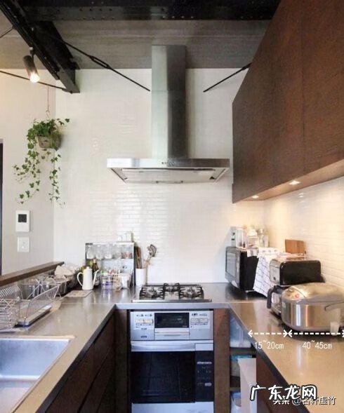 单排四粒扣西装怎么样 4粒扣子的双排扣西服风水好吗