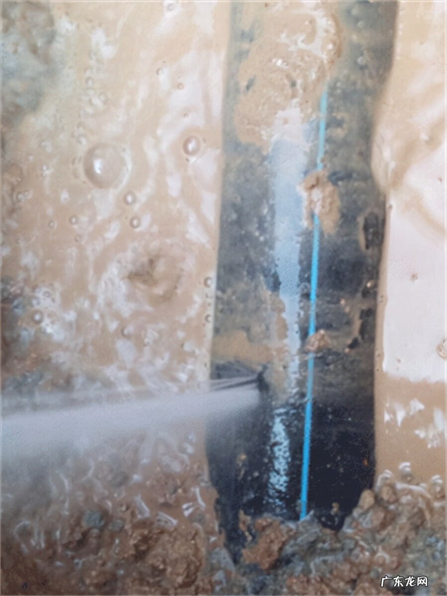 大门前地下埋有下水管 地下埋的水管