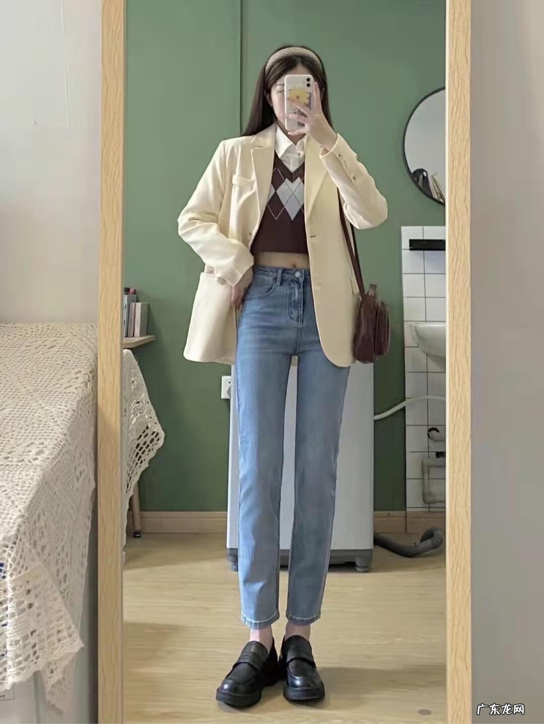 高腰牛仔短裤怎么搭配上衣 高腰牛仔短裤搭配什么鞋子