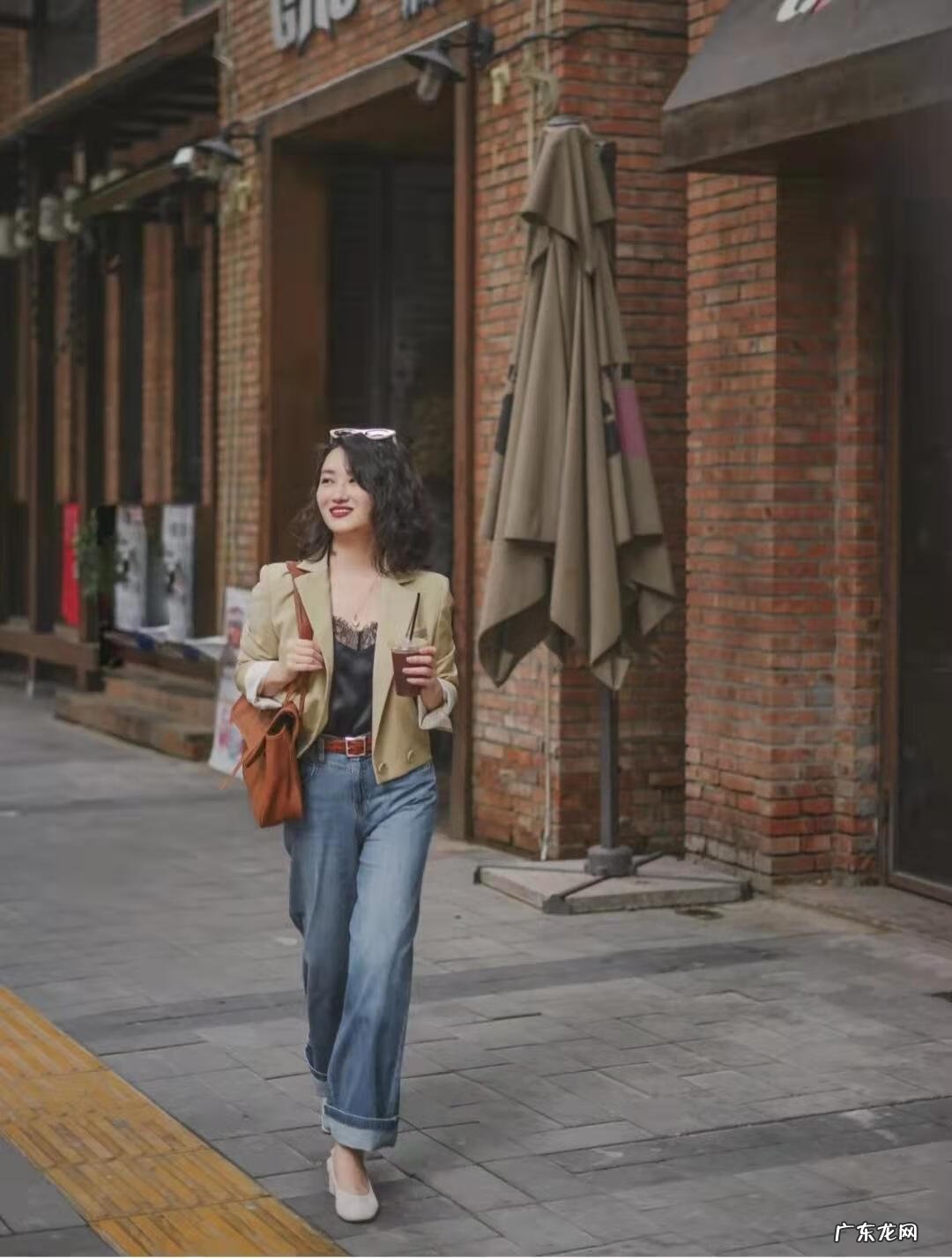 高腰牛仔短裤怎么搭配上衣 高腰牛仔短裤搭配什么鞋子