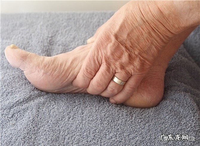 早上起来下床脚心疼 每天早上起来脚心疼