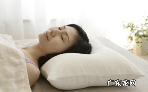 枕头垫高有什么好处 枕头垫高的好处