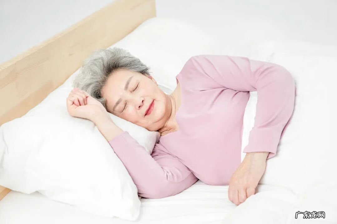 女性睡到半夜大汗淋漓 晚上睡觉出汗是什么原因