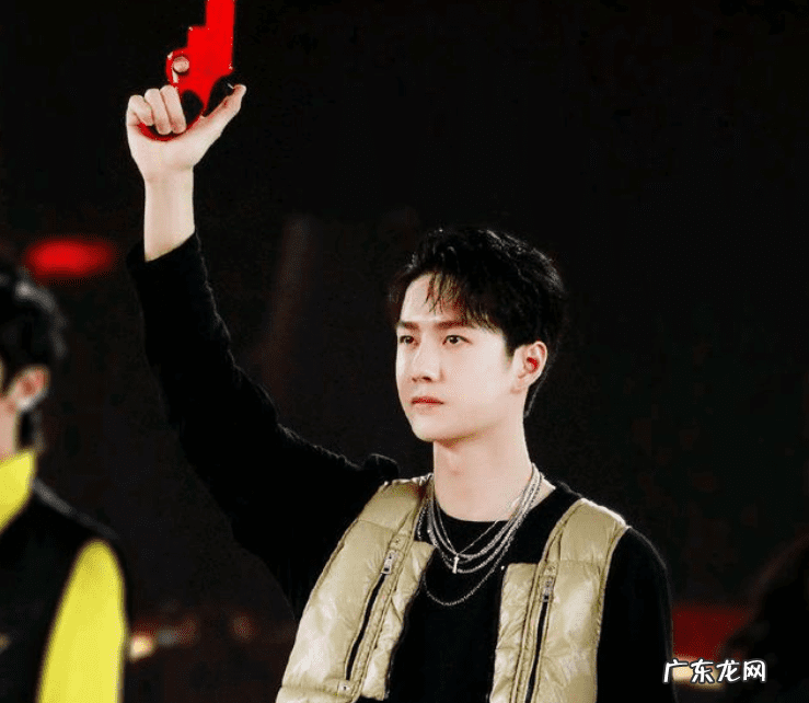 李易峰跨年唱歌 李易峰跨年演唱会2015