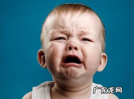 刚出生婴儿晚上不睡觉 新生儿晚上不睡觉是什么原因引起