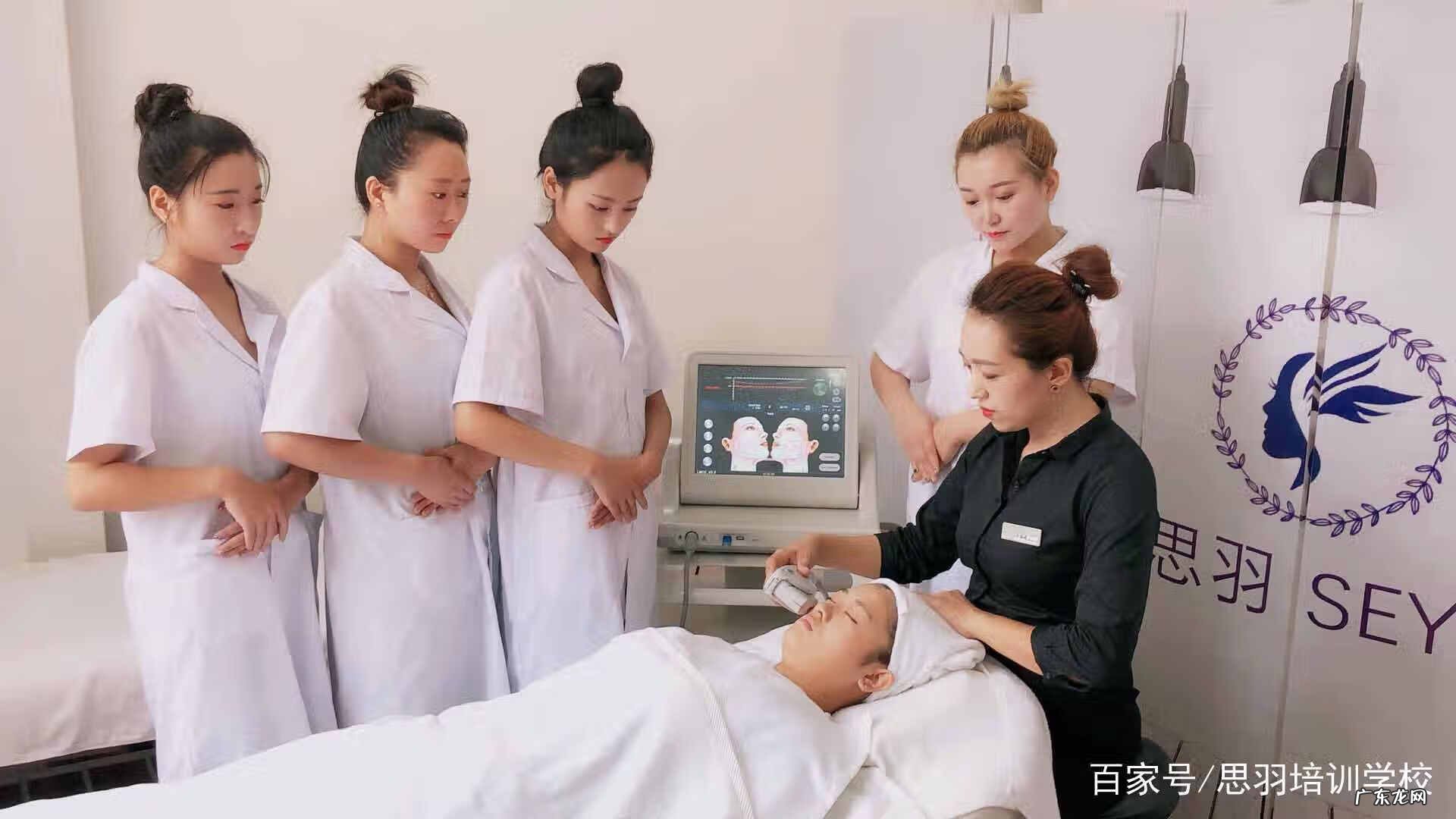 美容咨询师 专业美容师简介