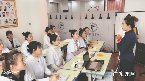 美容咨询师 专业美容师简介