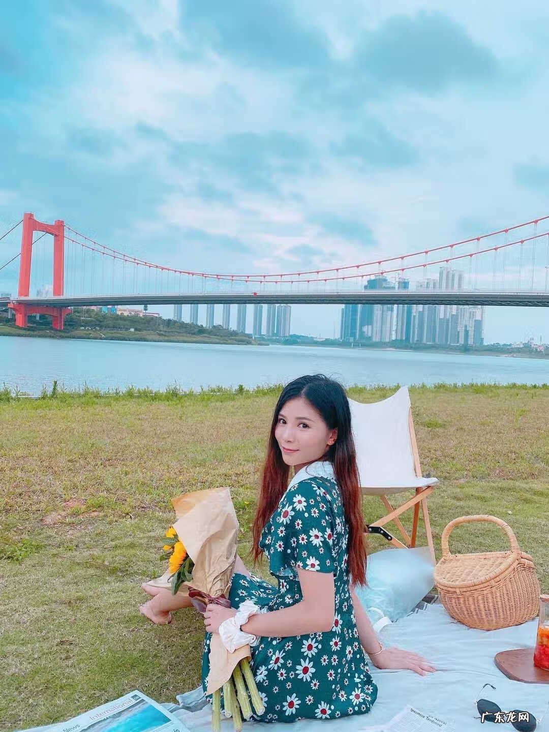 吊带连体裤配什么上衣 吊带连体裤怎么搭配上衣