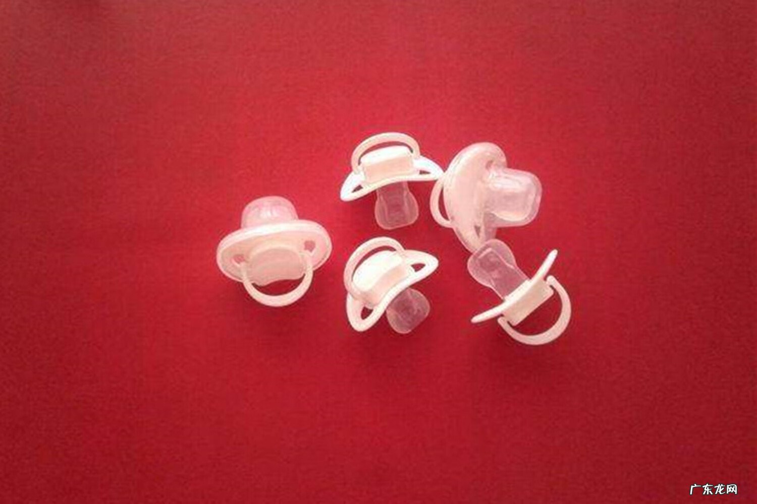 奶睡和安抚奶嘴哪个更好 安抚奶嘴好不好用