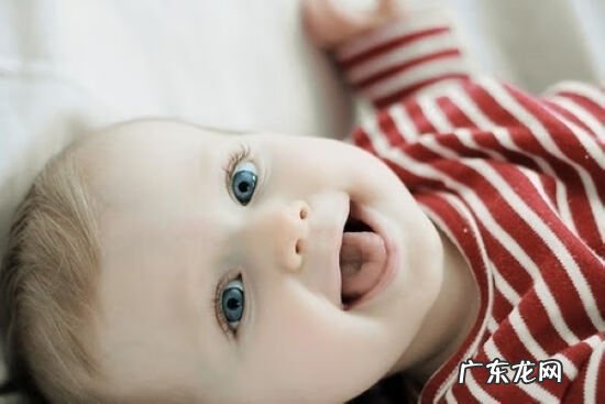 婴儿总是翻白眼是怎么回事儿 刚出生的婴儿翻白眼