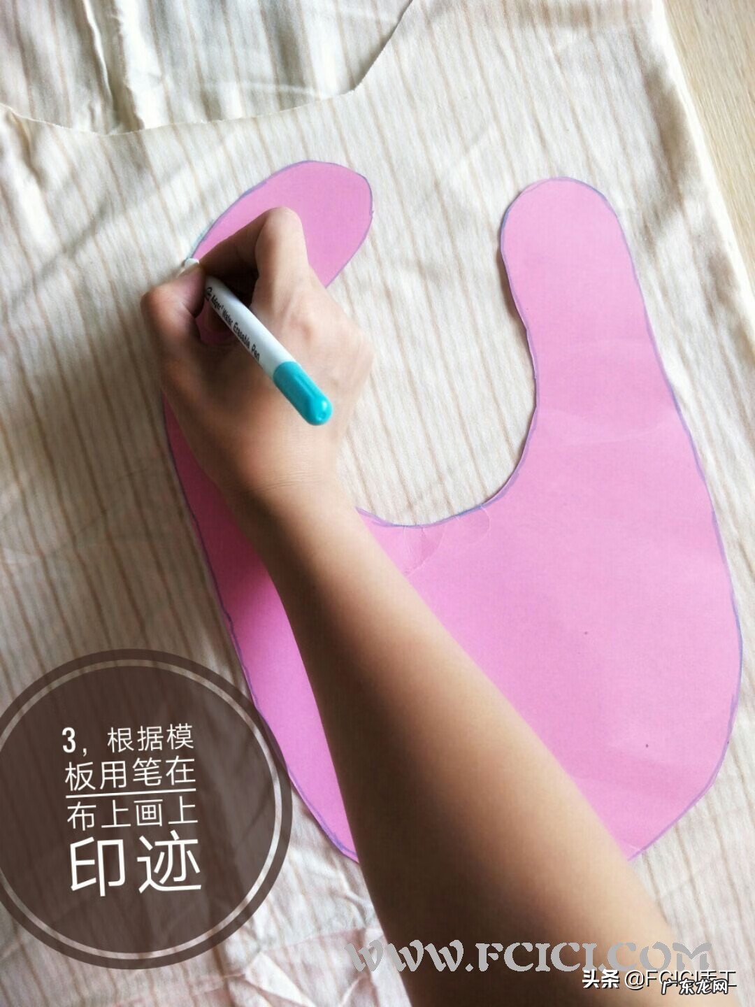 圆形围嘴的制作方法 围嘴的做法大全