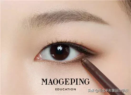 内双怎么画眼影图解 内双怎么画眼妆图